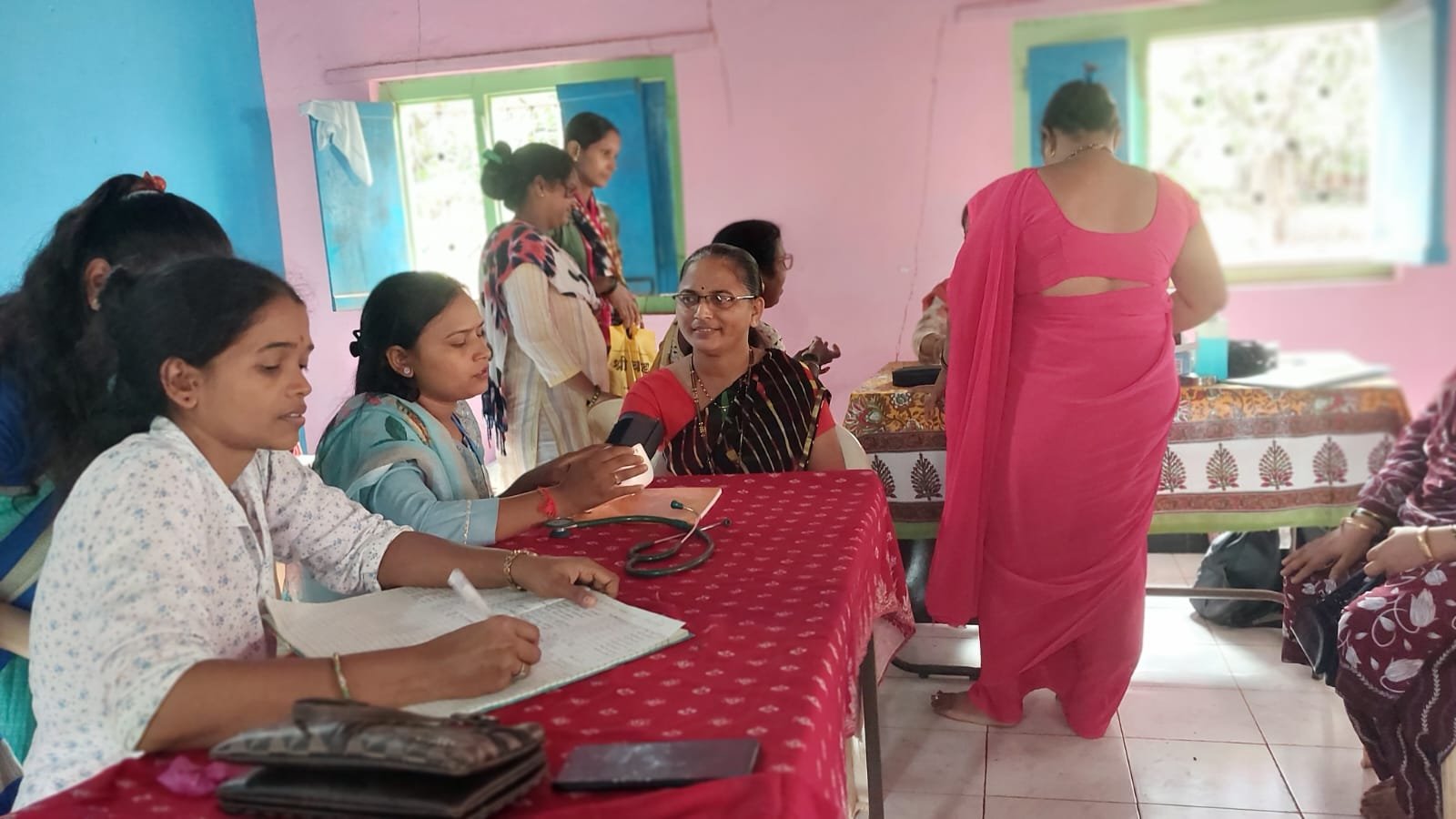 माझं गाव आरोग्य संपन्न गाव अभियानांतर्गत आरोग्य तपासणी शिबिराचे आयोजन (6)